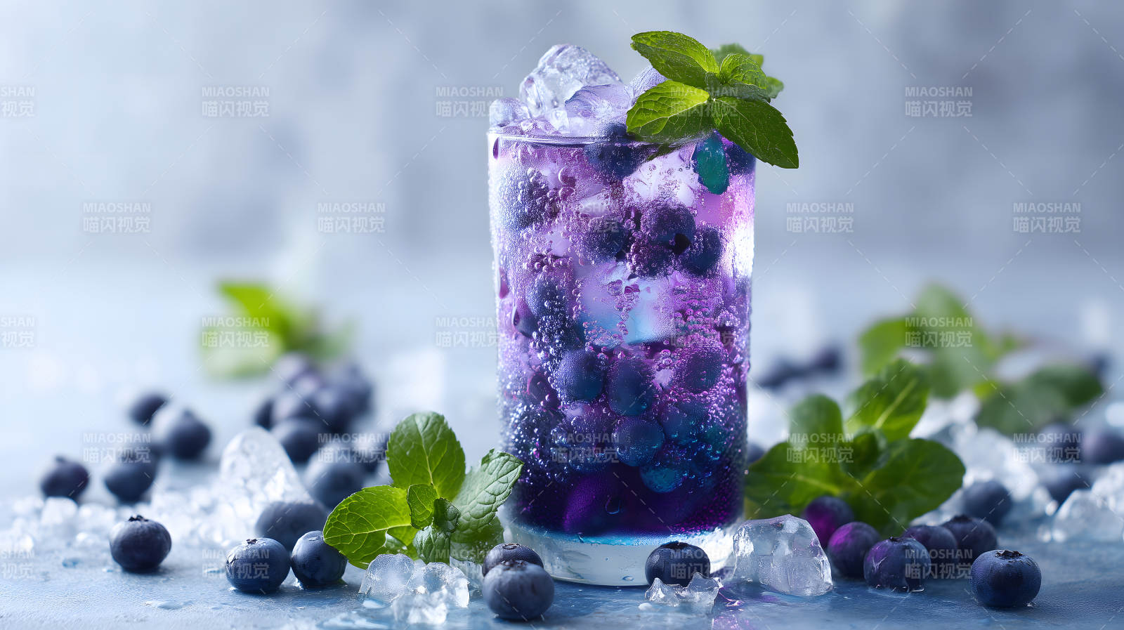 蓝莓鸡尾酒特写清新诱人图片