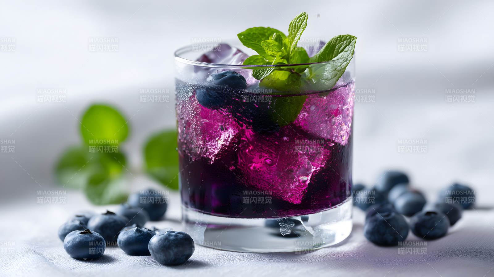 蓝莓鸡尾酒特写清新诱人图片