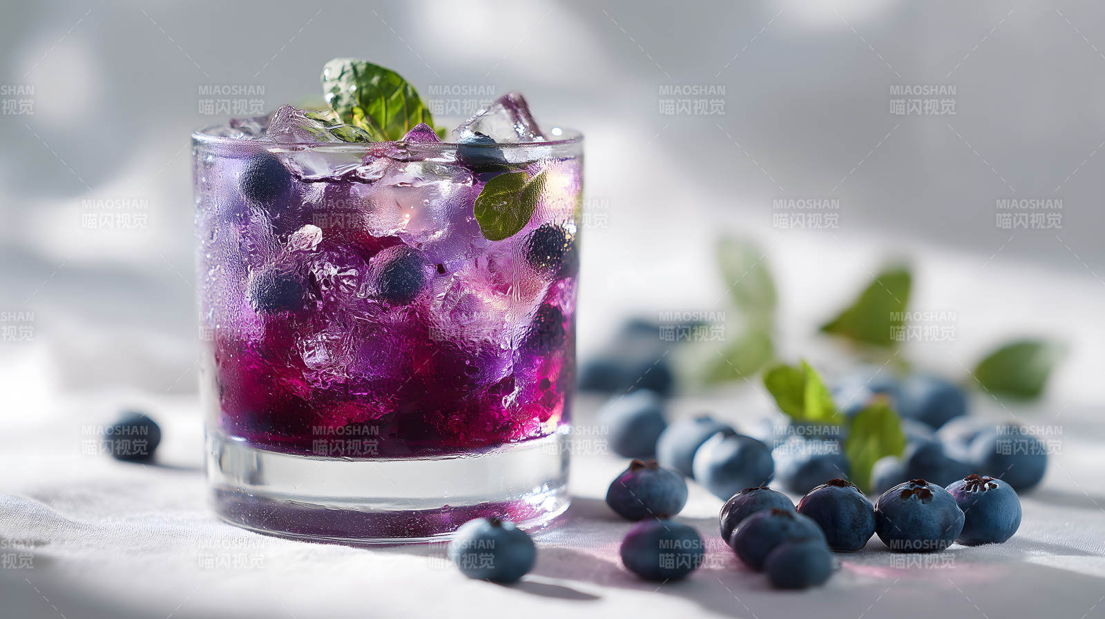 蓝莓鸡尾酒特写鲜艳的色彩图片