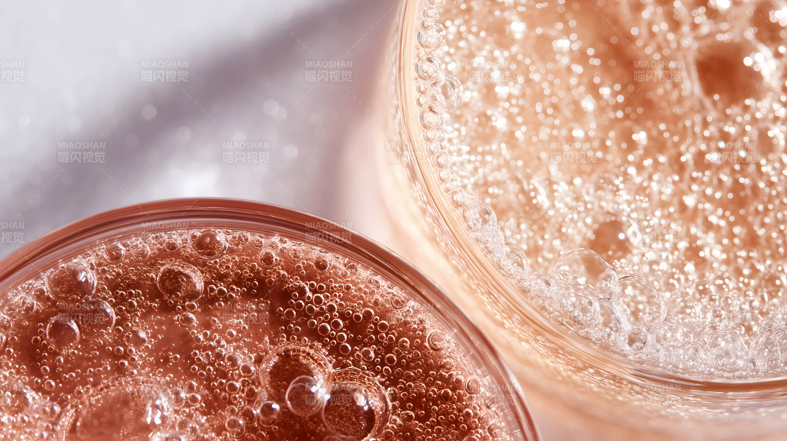 两杯起泡酒特写气泡唯美图片