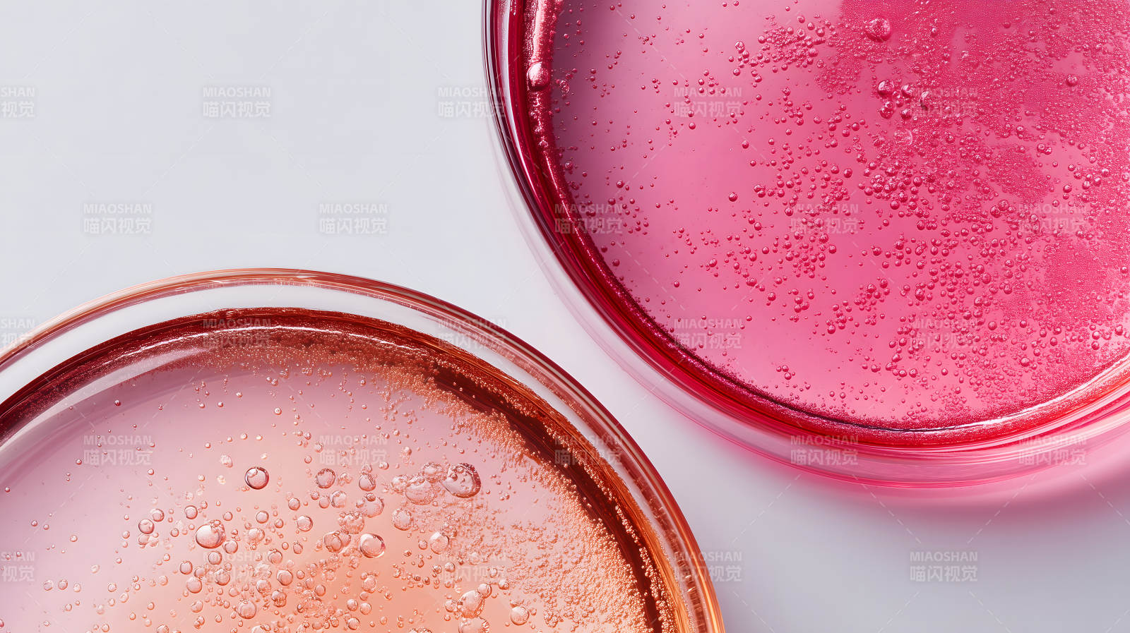 两种颜色的液体在玻璃器皿中图片