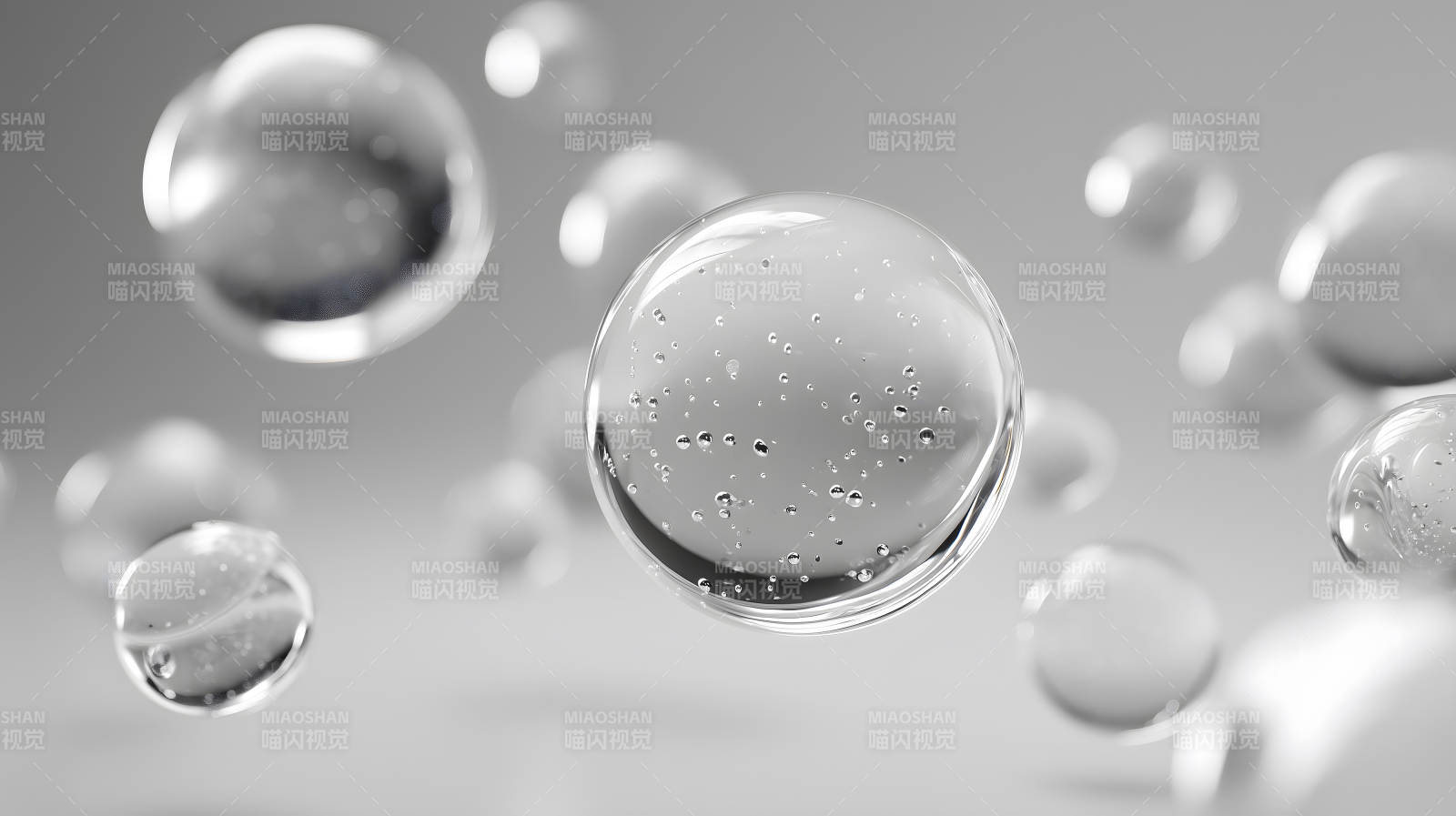 透明水珠漂浮在灰色的背景上图片