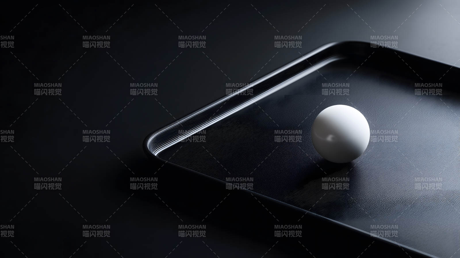 鸡蛋在黑色托盘里静置的画面图片