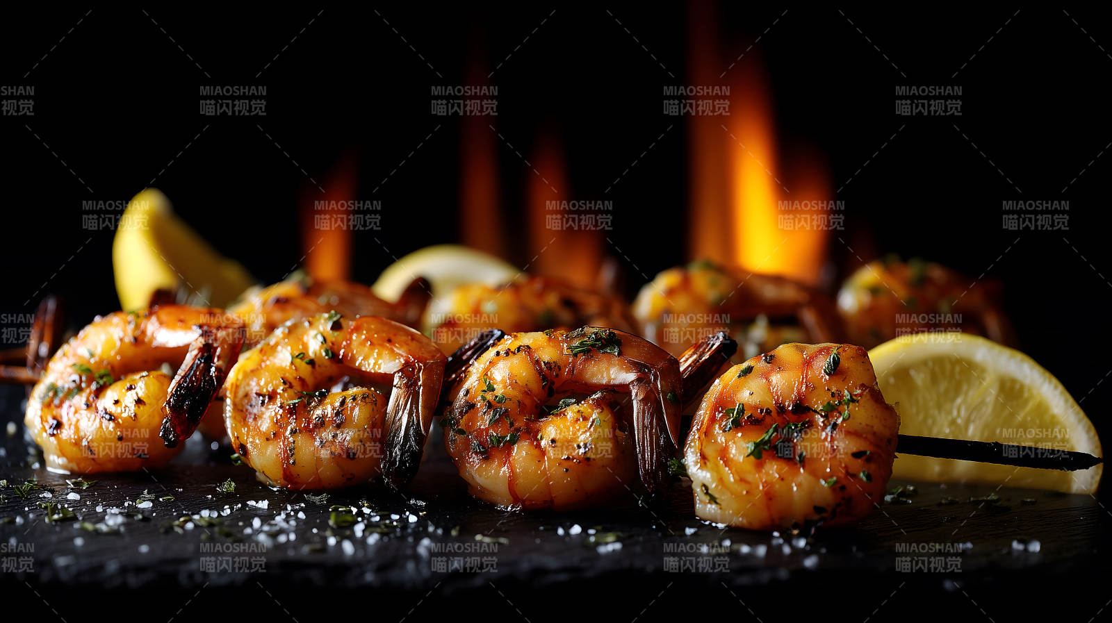 烤虾串配柠檬特写美食摄影图片