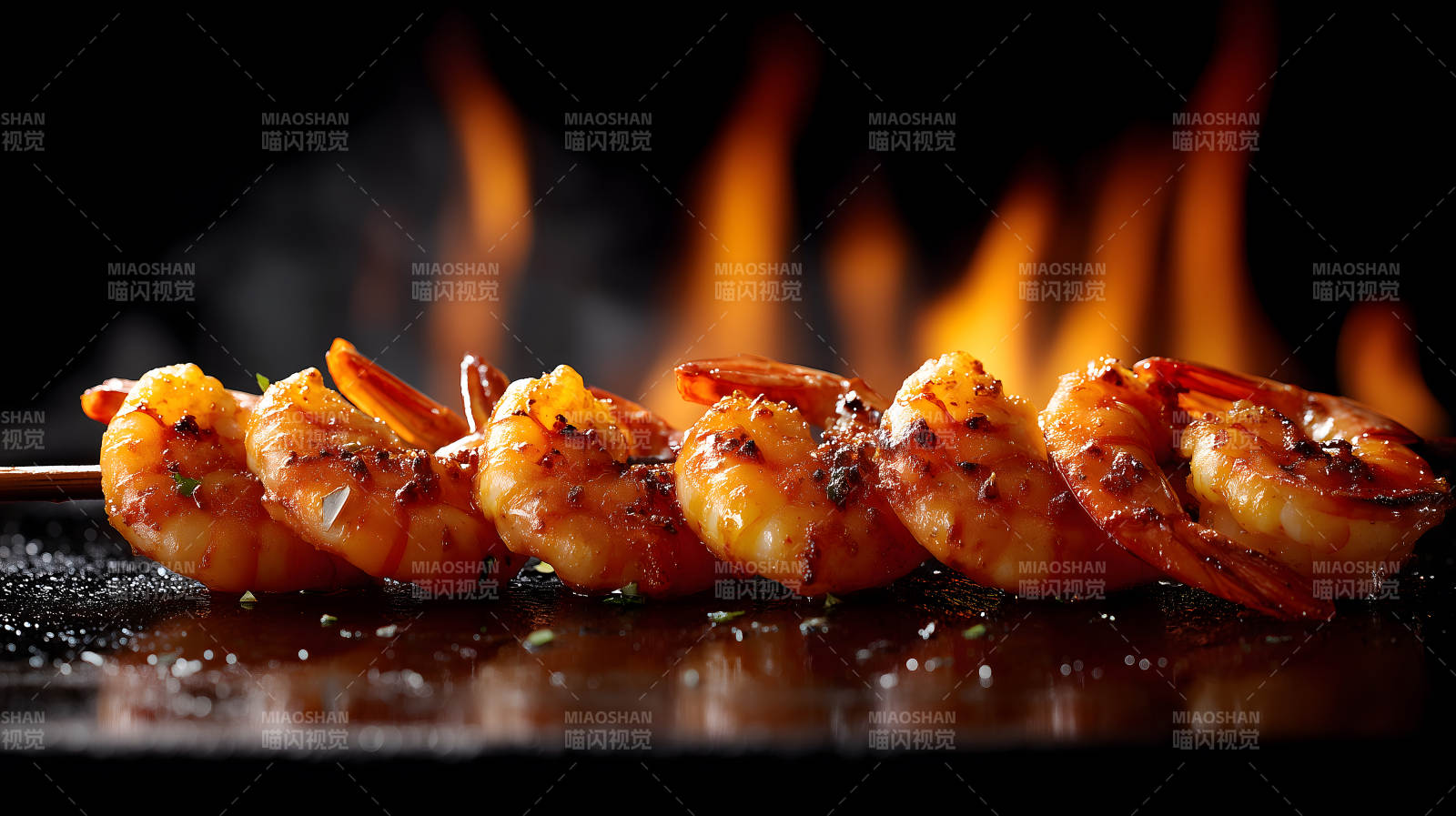 烤虾串在火焰前油光发亮图片