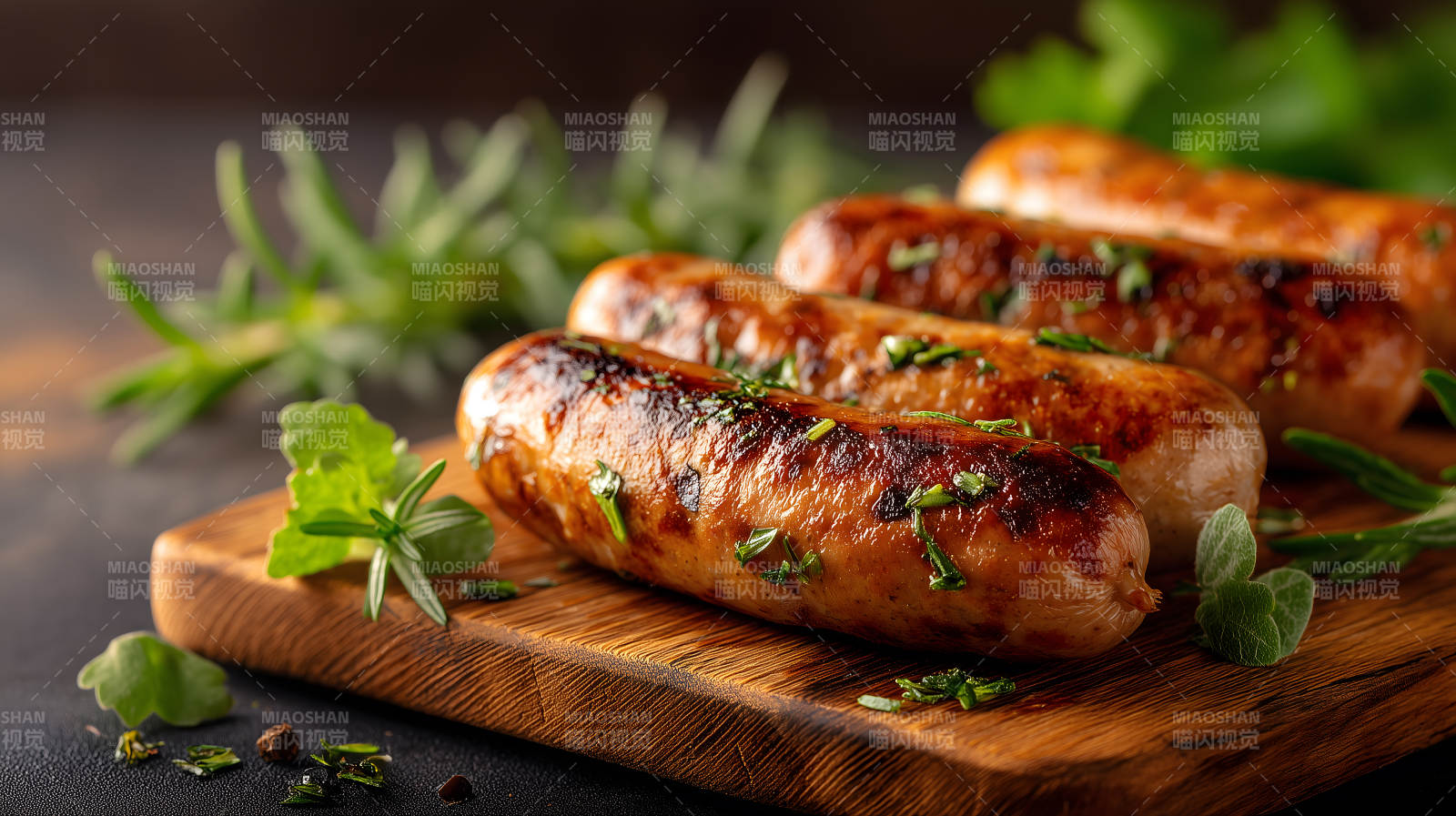 烤肠配香草木板上摆放图片