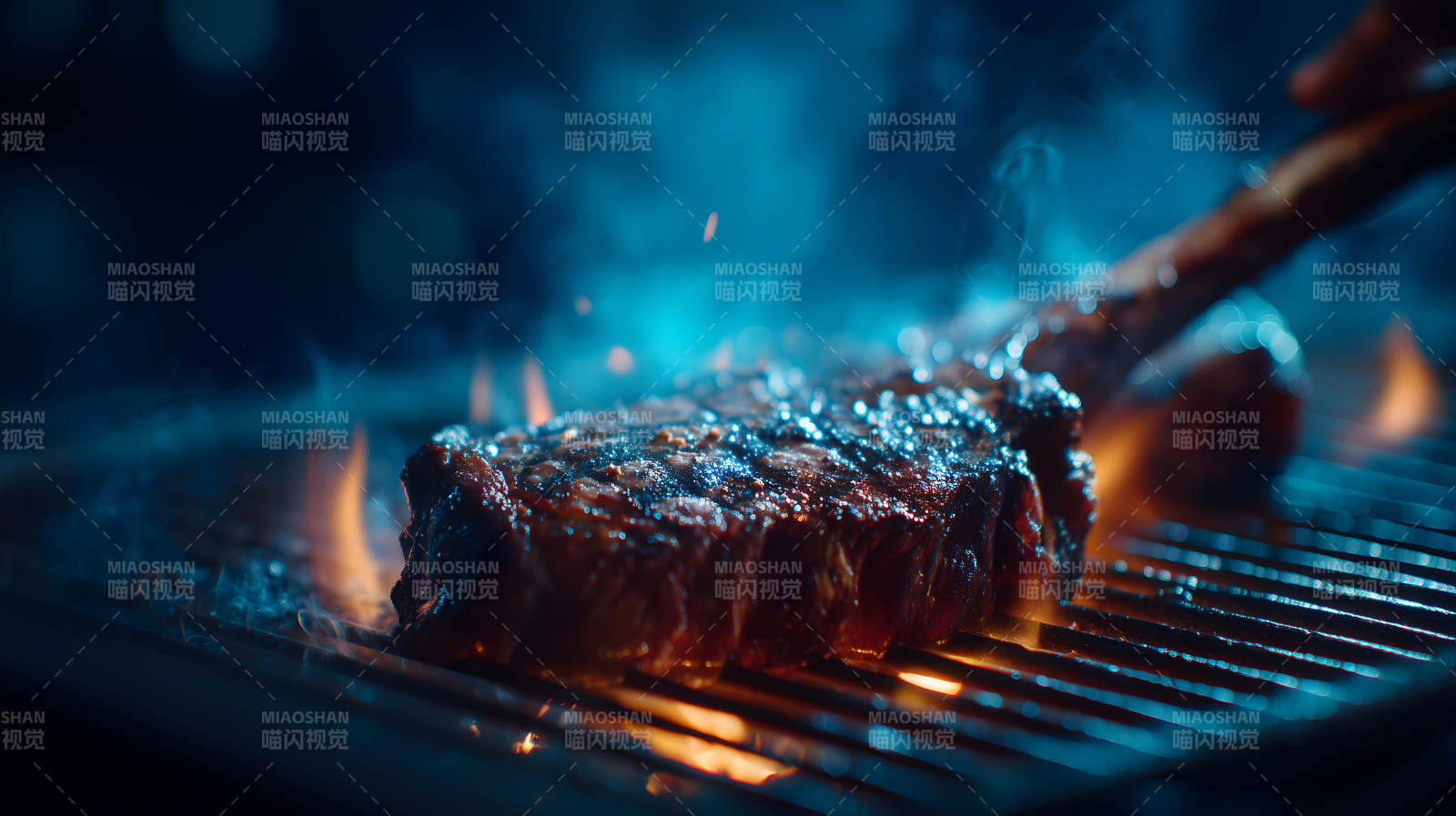 烤架上的牛排冒着热气图片