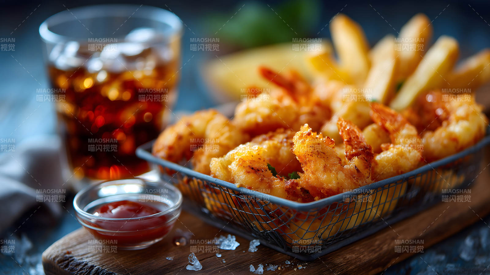 炸虾配薯条和饮料图片