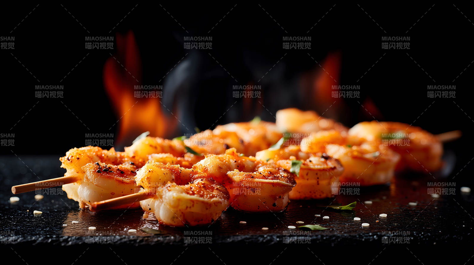 烤虾串配火焰背景图片