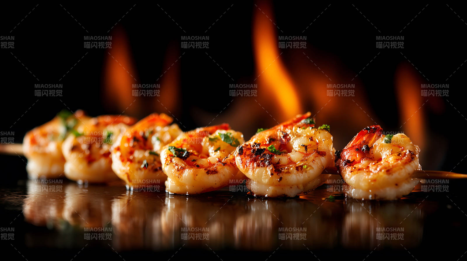 烤虾串在火焰背景下的特写图片