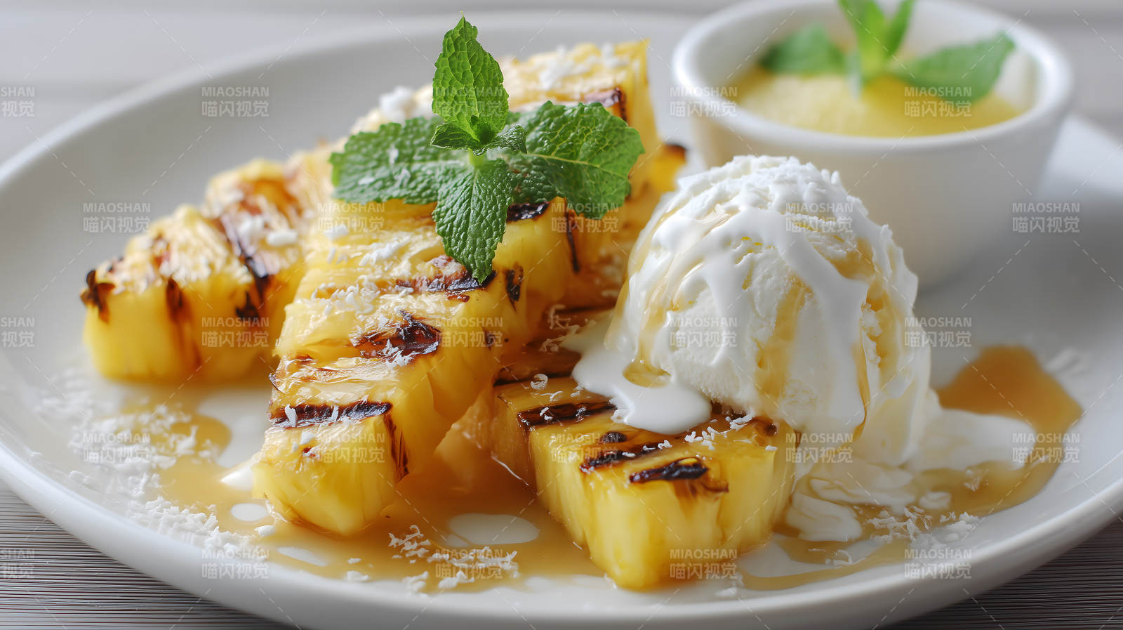 烤菠萝配冰淇淋甜品图片