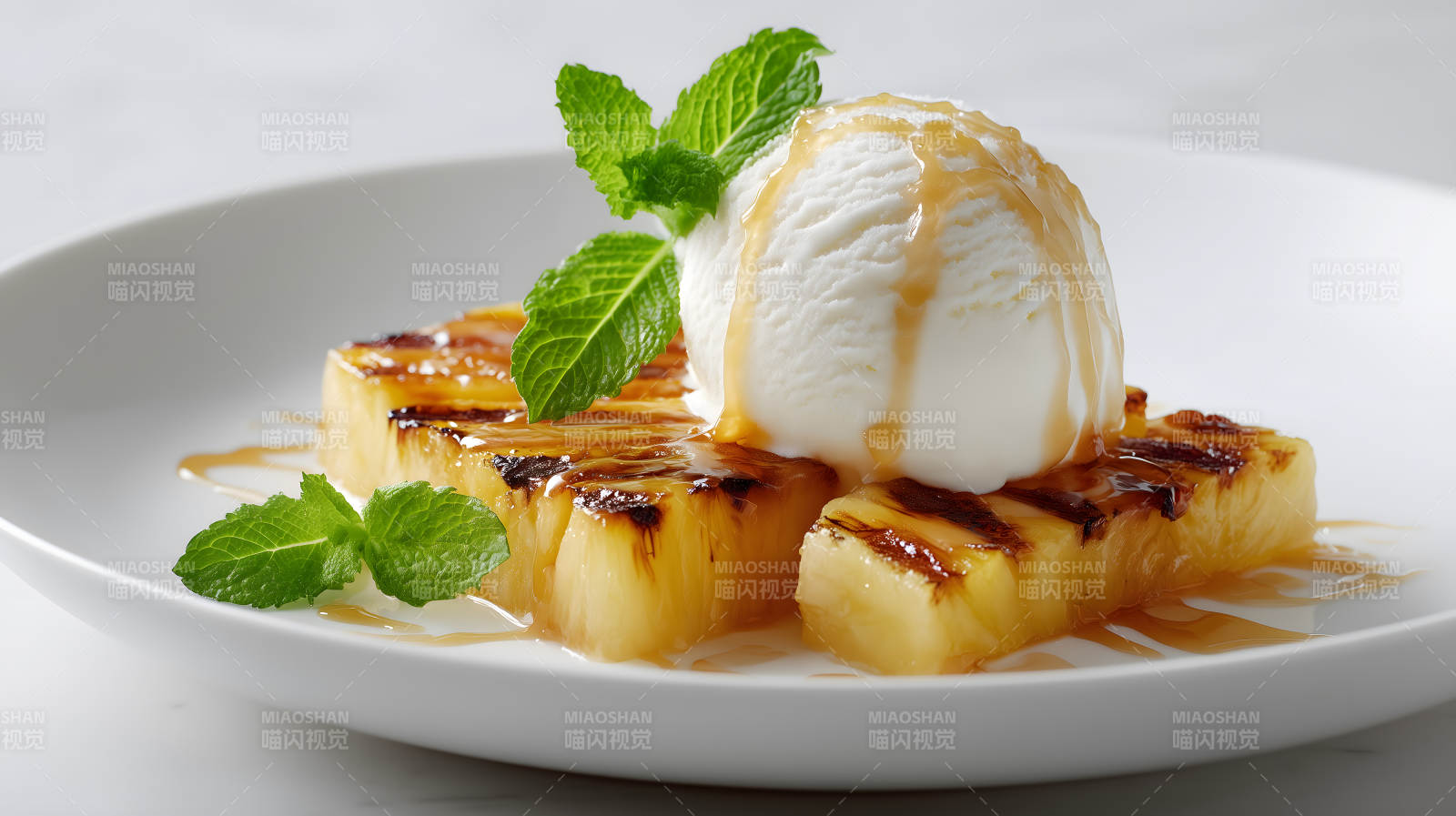 烤菠萝配冰淇淋的美味甜点图片