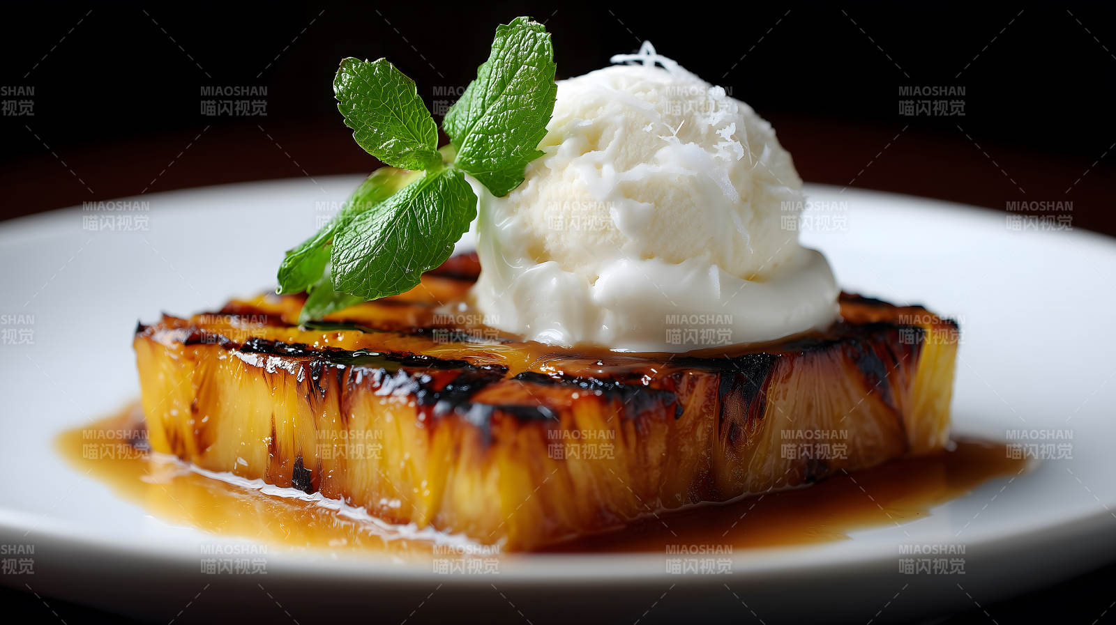 烤菠萝配冰淇淋薄荷叶图片