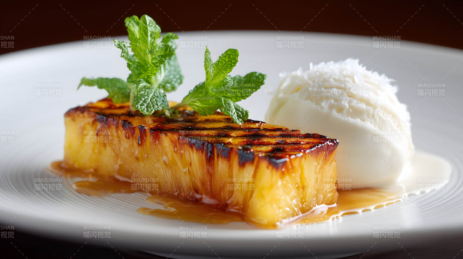 烤菠萝配冰淇淋图片