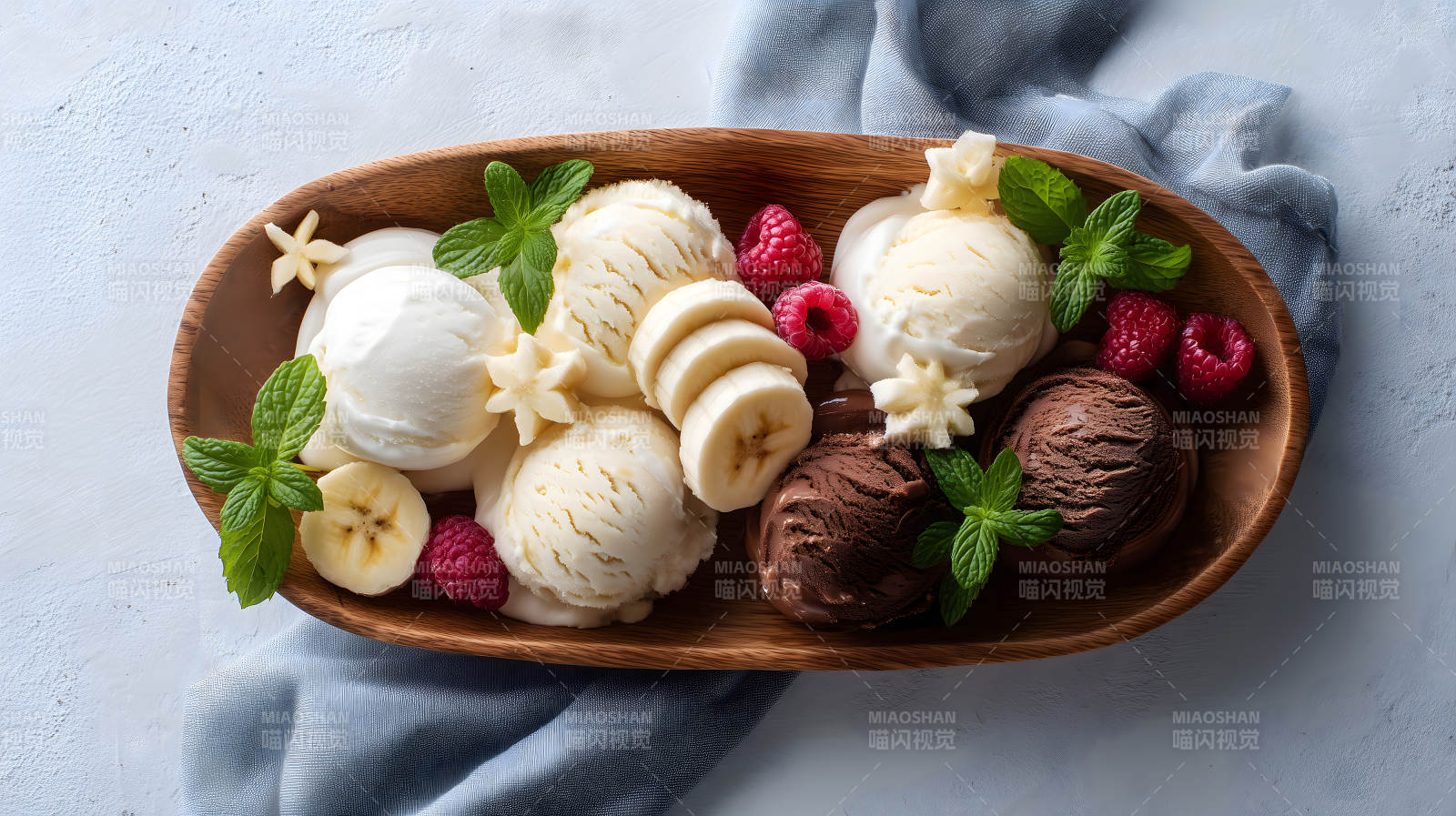 冰淇淋拼盘配水果和薄荷叶图片