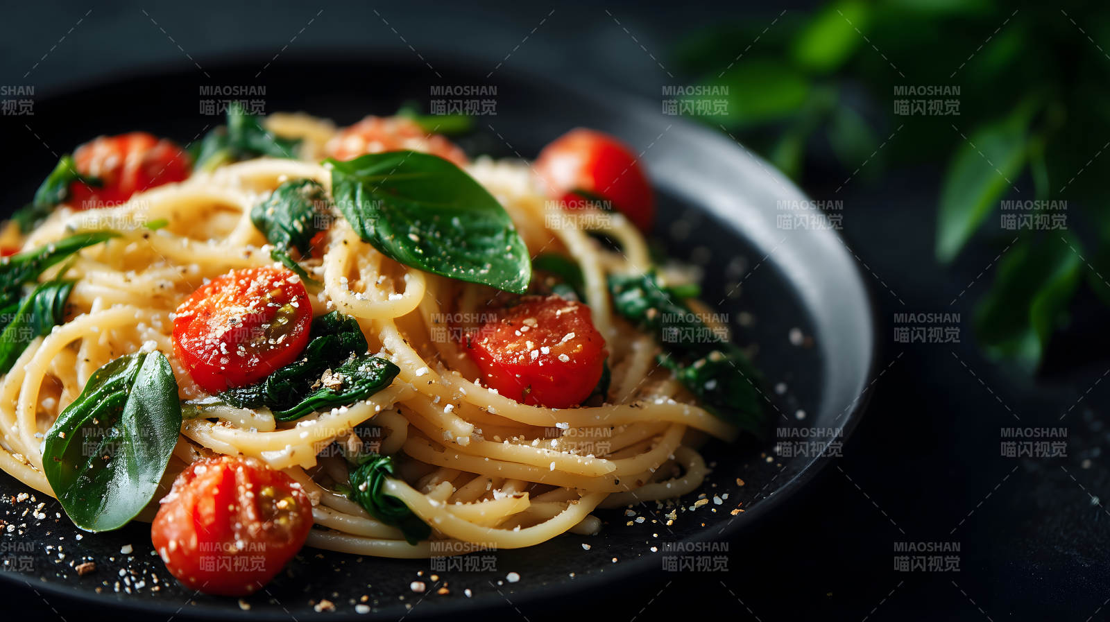 意大利面配番茄和罗勒图片
