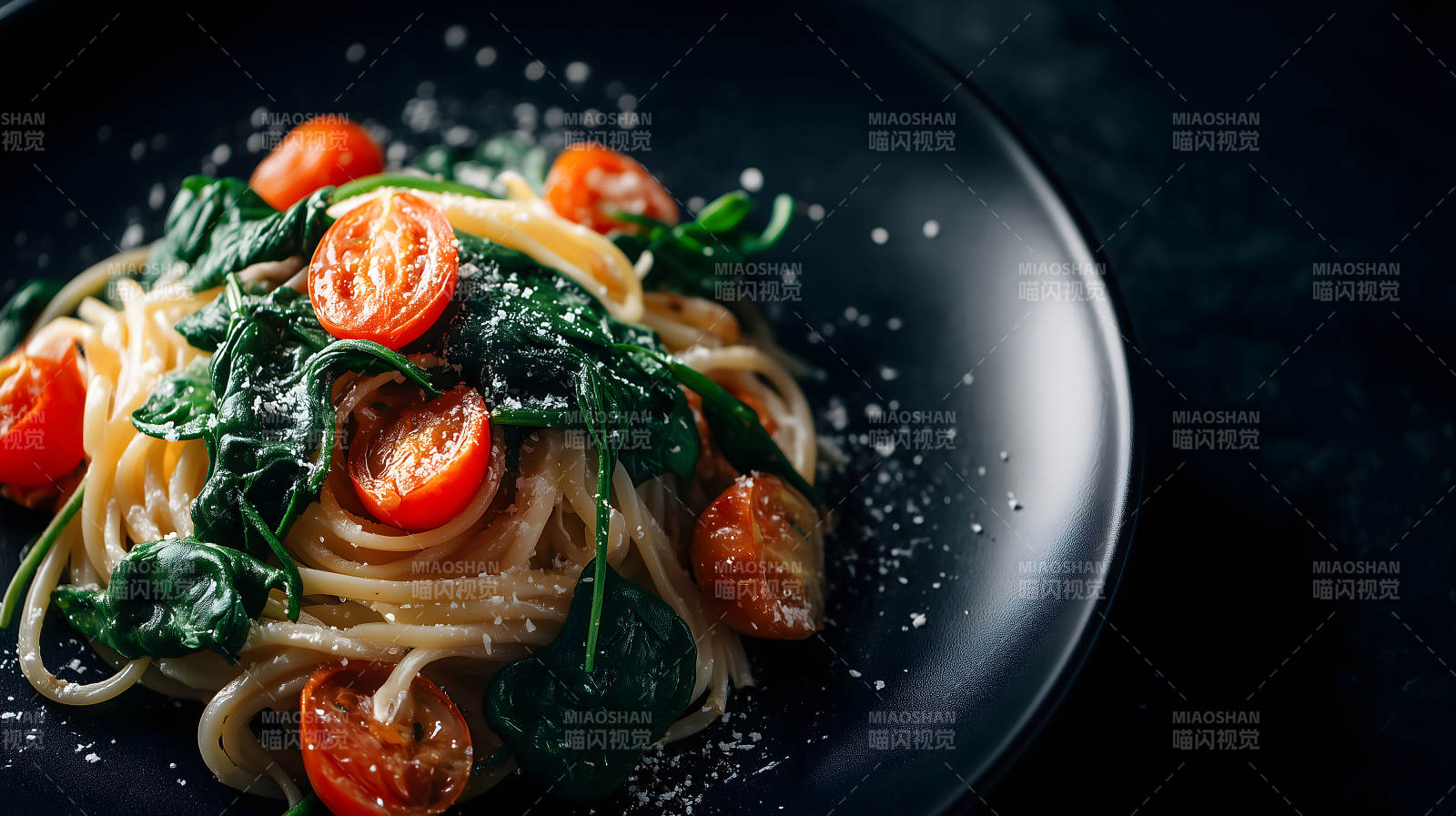 意大利面配番茄和菠菜图片