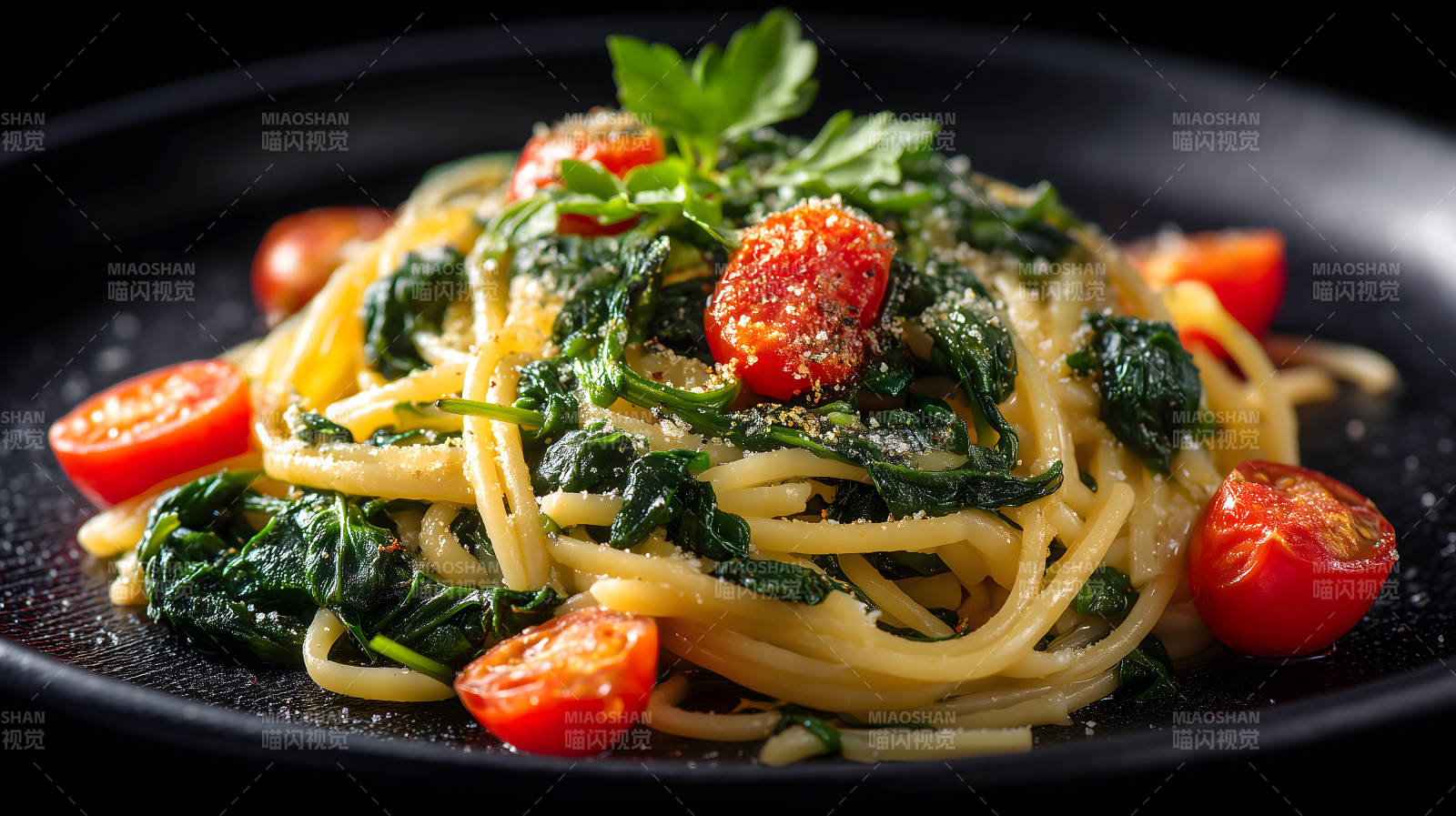 意面配菠菜和番茄美味可口图片