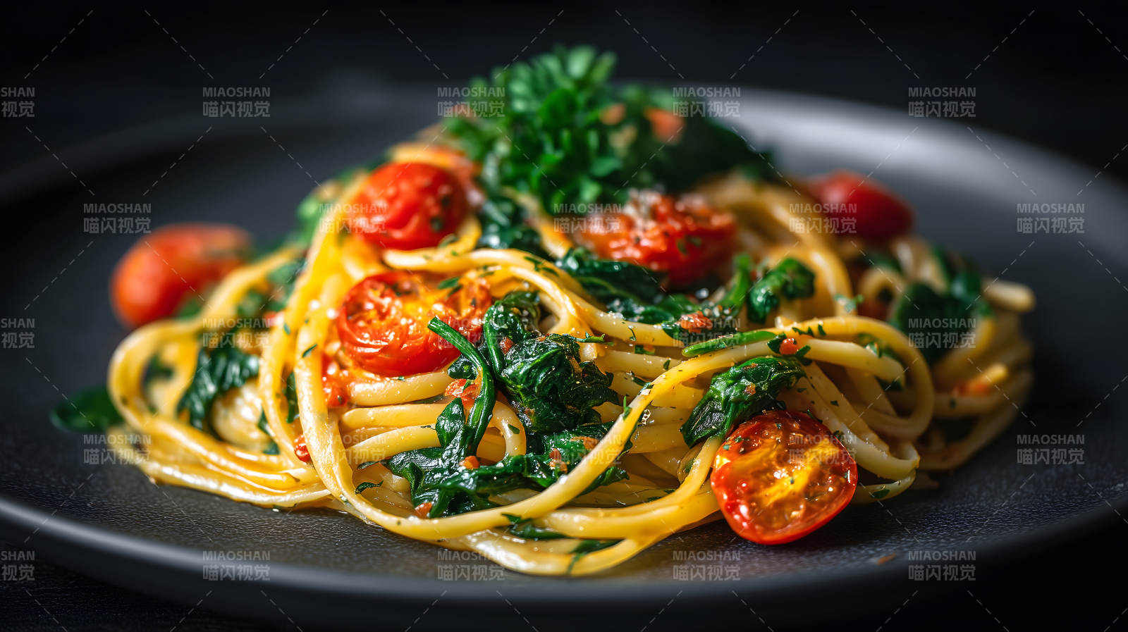 美味的意大利面配番茄和菠菜图片