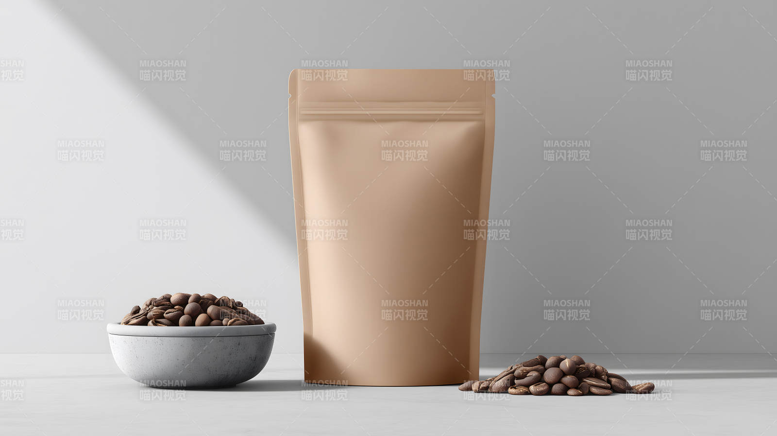 咖啡豆与包装袋的静物图片