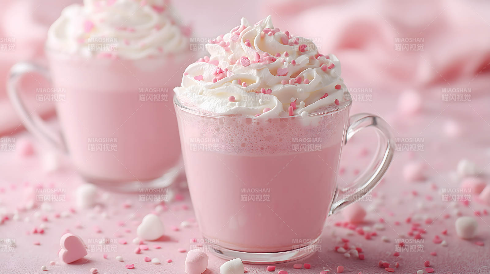 粉色饮品配奶油与装饰图片