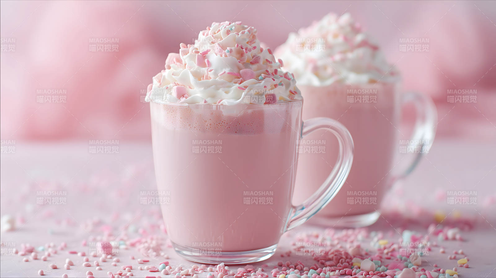 粉色饮品配奶油与装饰图片