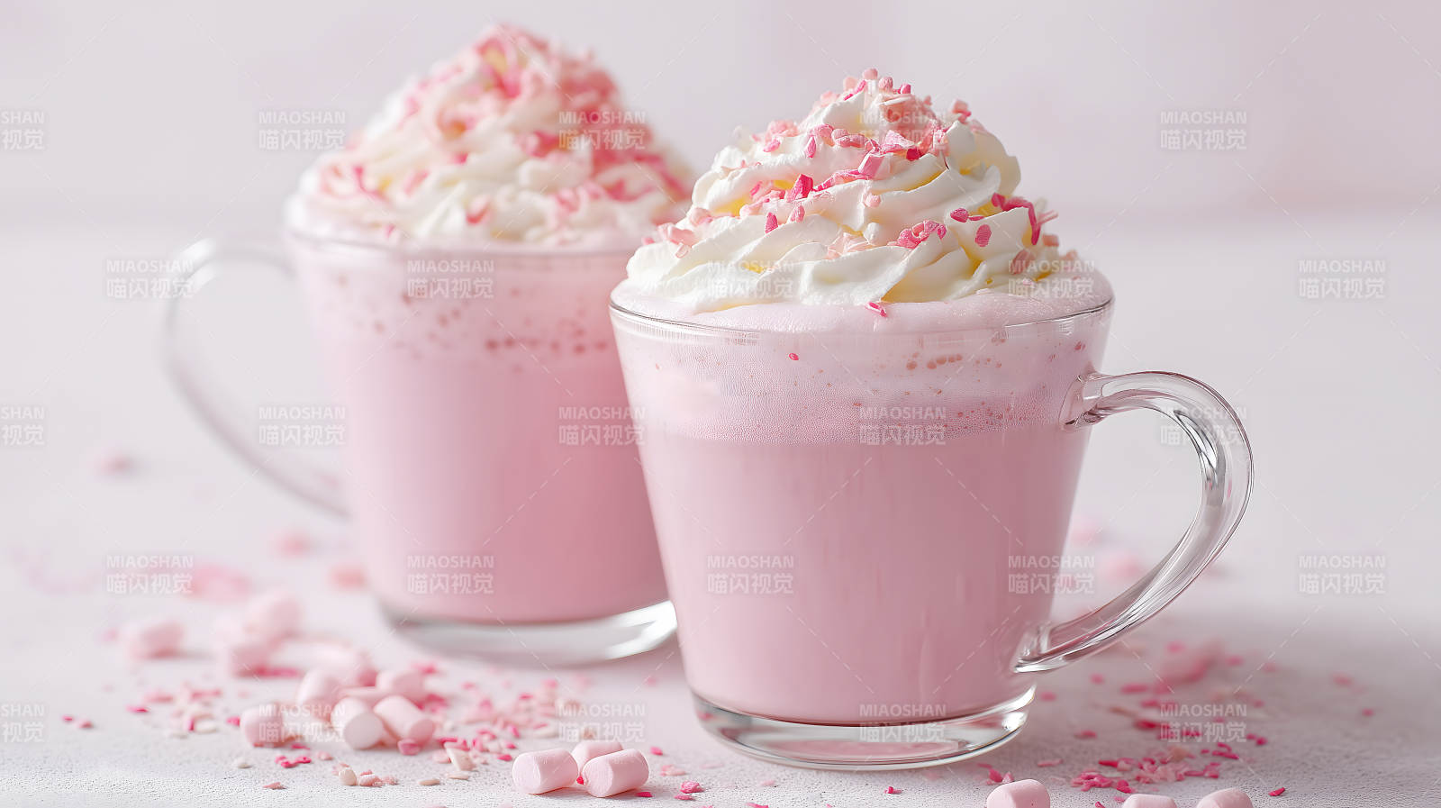 两杯粉色饮品奶油装饰图片