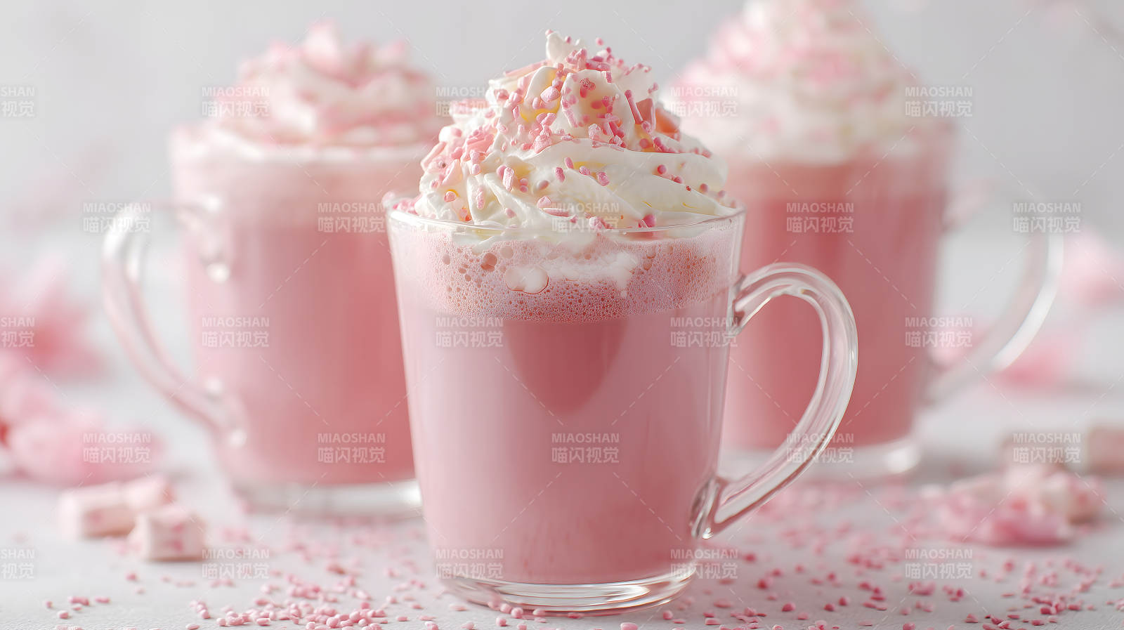 粉色饮品特写搭配奶油和糖粒图片