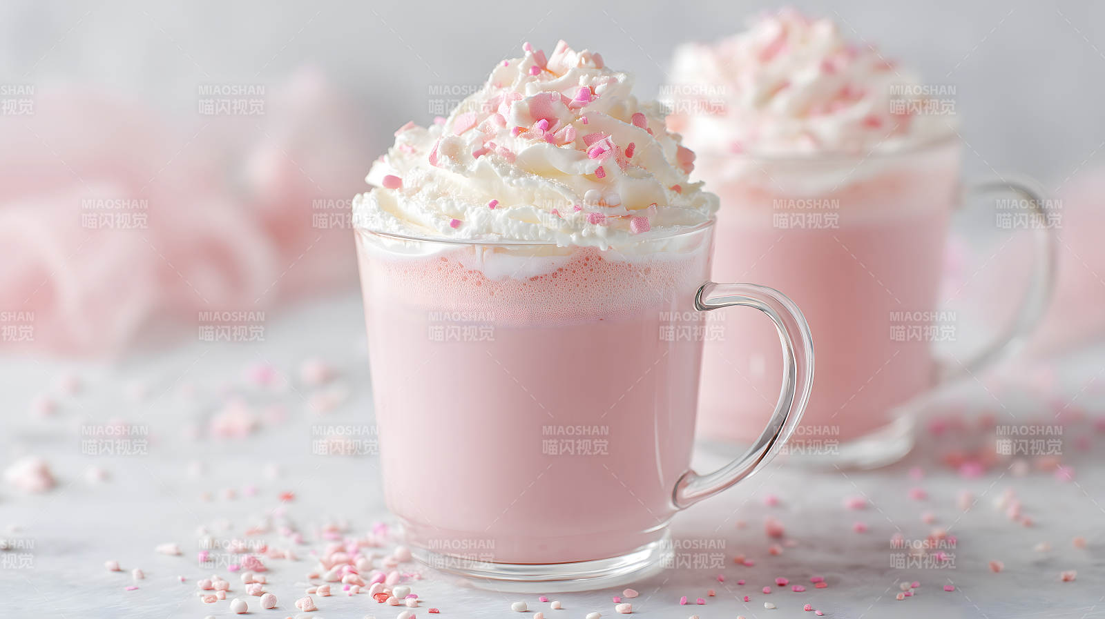 粉色饮品与奶油装饰的特写图片
