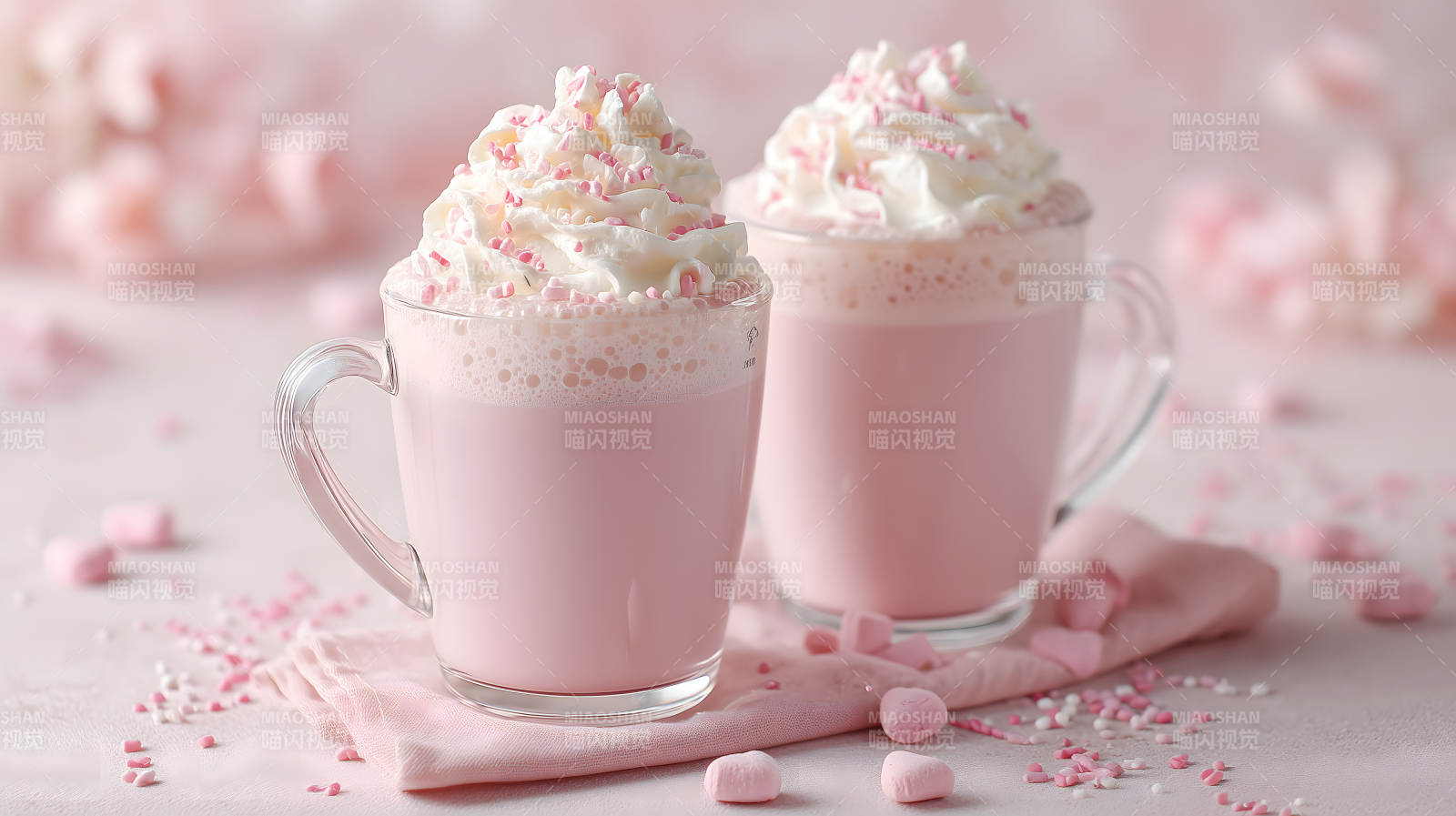 粉色饮品搭配奶油与装饰图片
