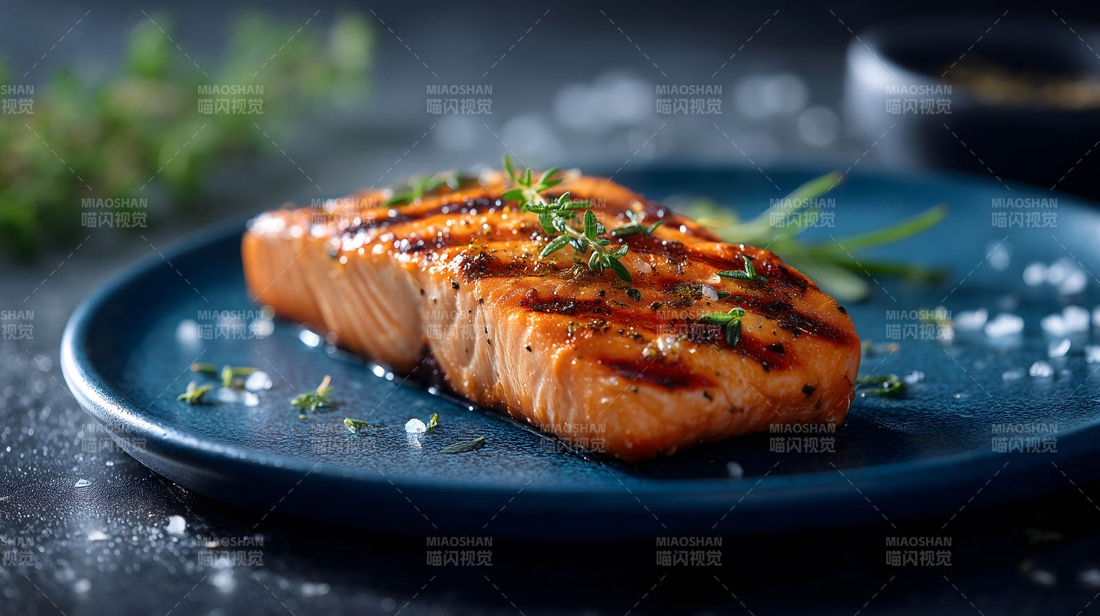 烤鲑鱼配香草盘图片