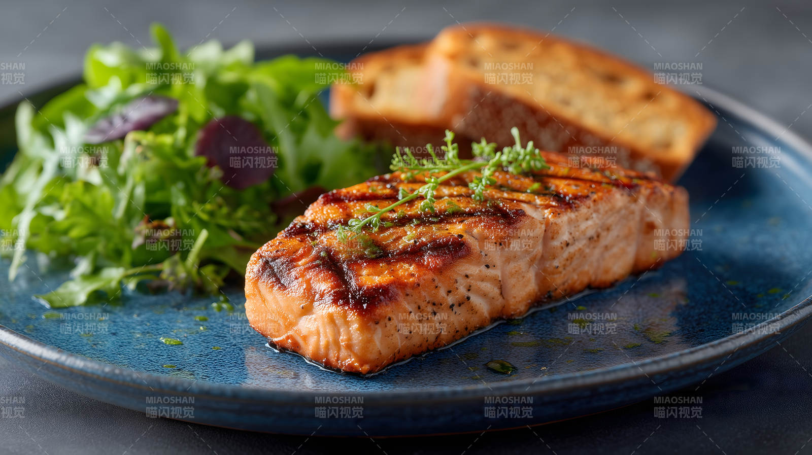 烤三文鱼配沙拉和面包图片