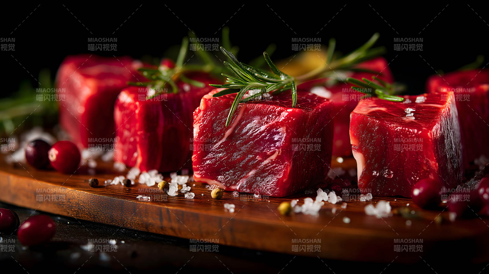 鲜嫩牛肉块摆盘配香料图片