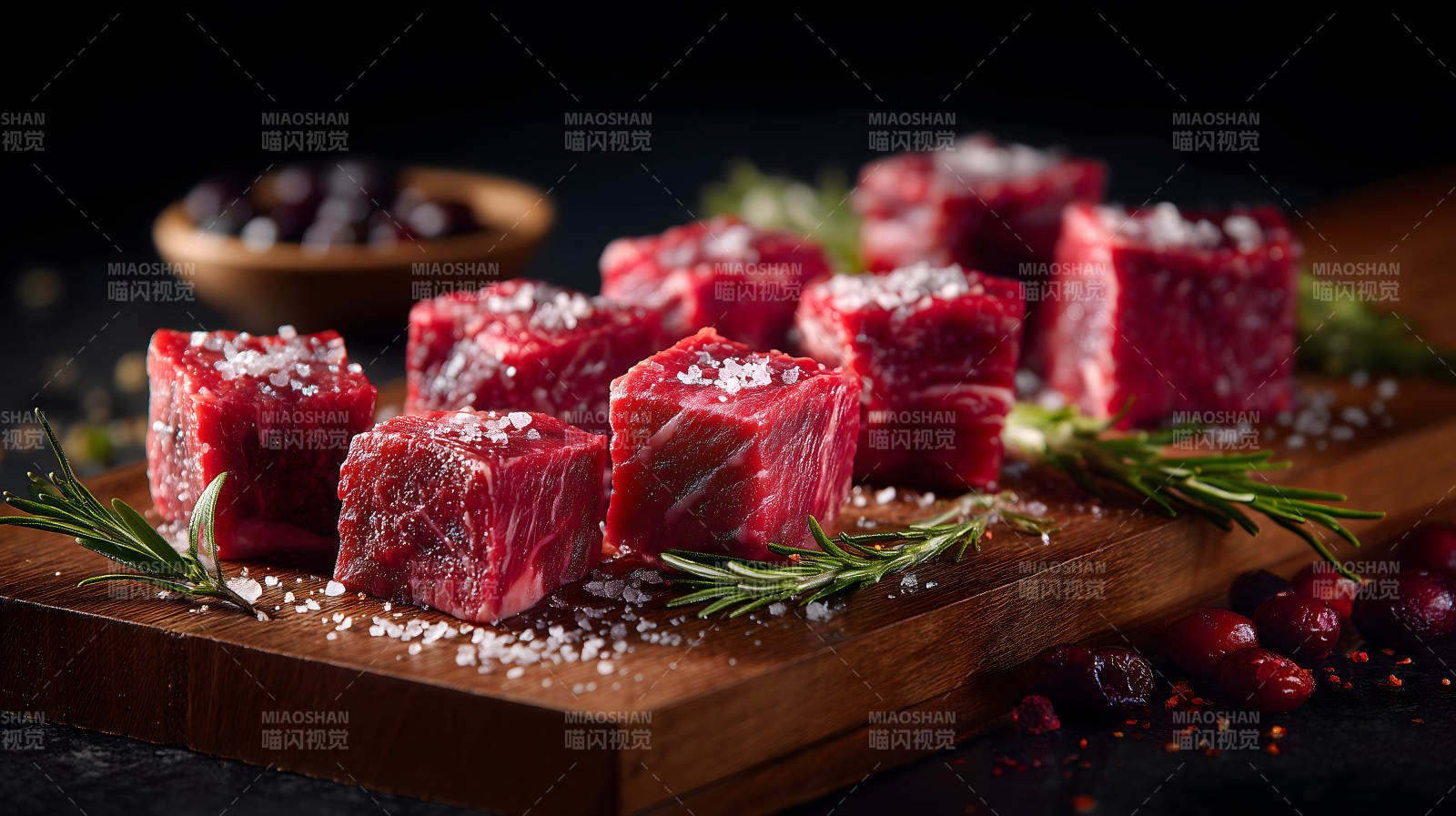 鲜美生牛肉丁配海盐图片