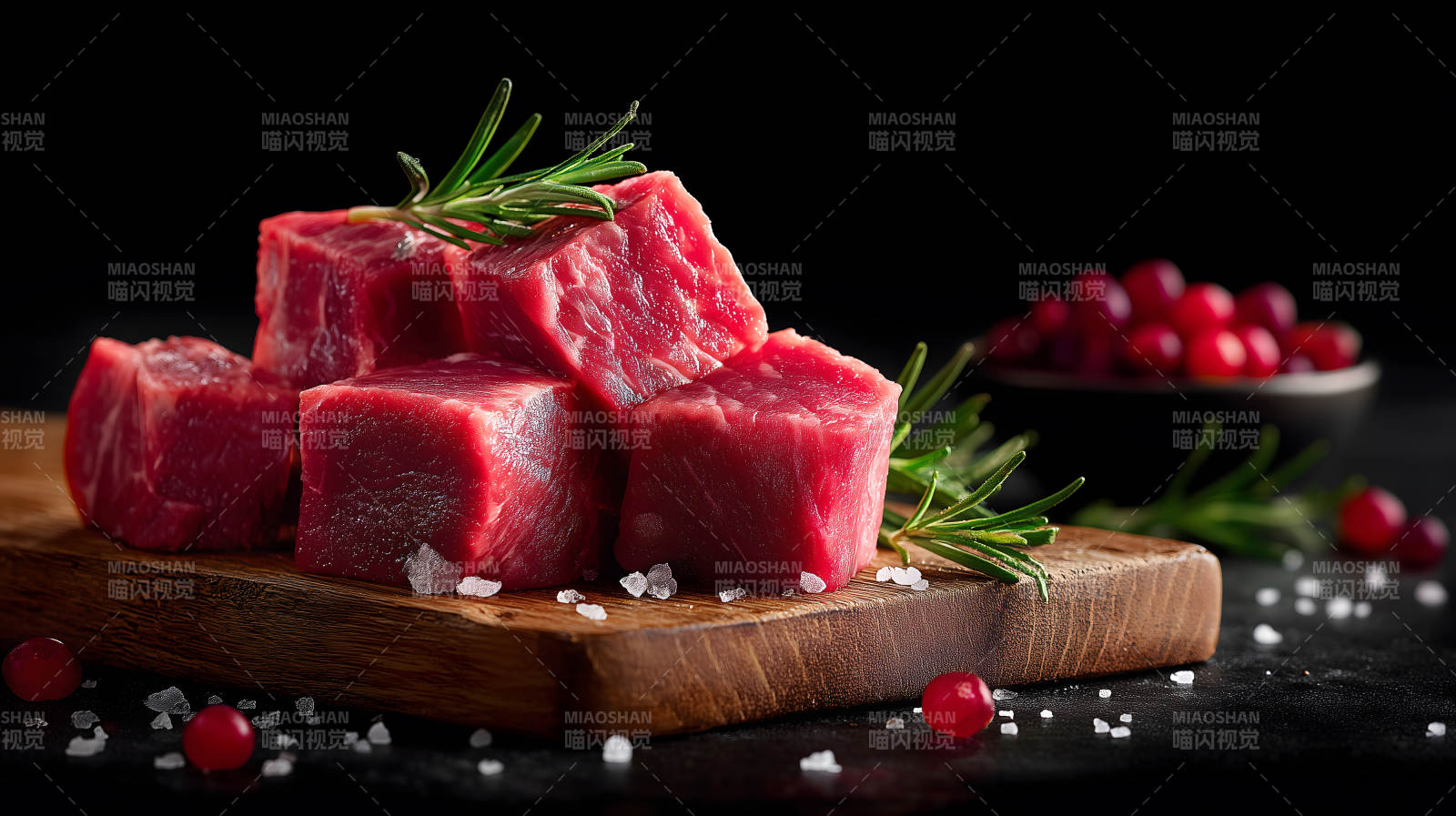 鲜嫩牛肉块配迷迭香图片