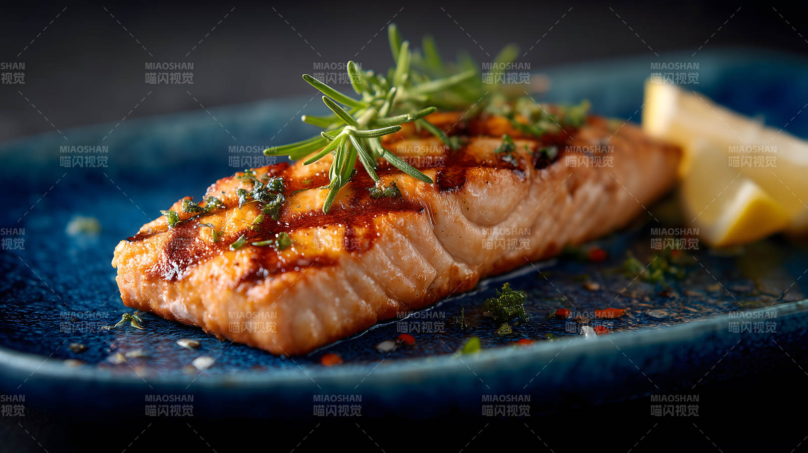 烤三文鱼配柠檬香草图片