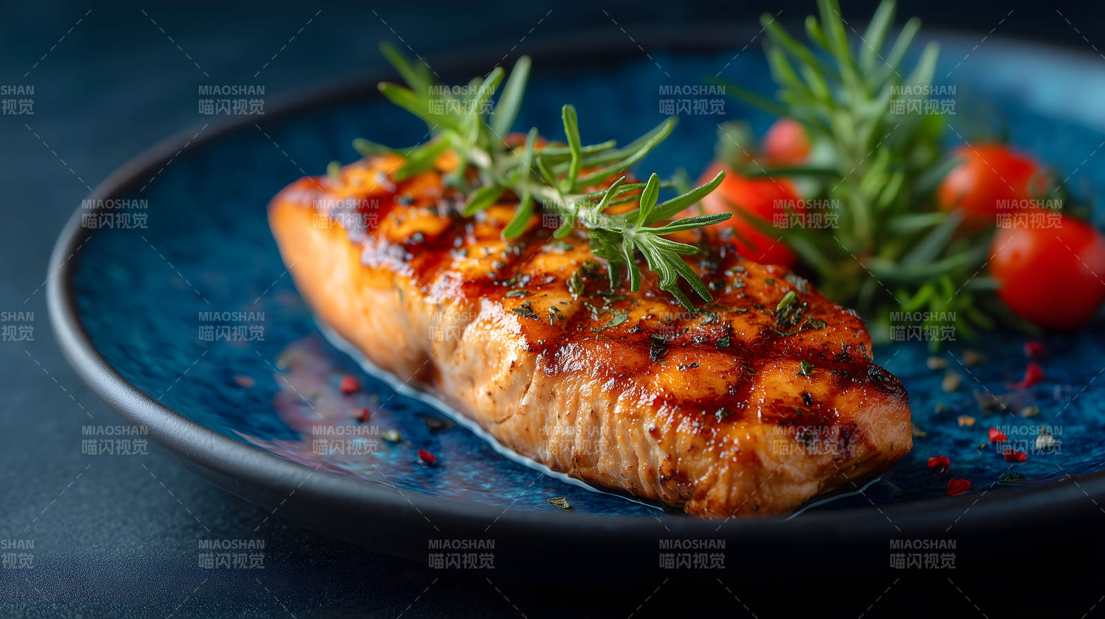 烤鲑鱼配香草和番茄图片