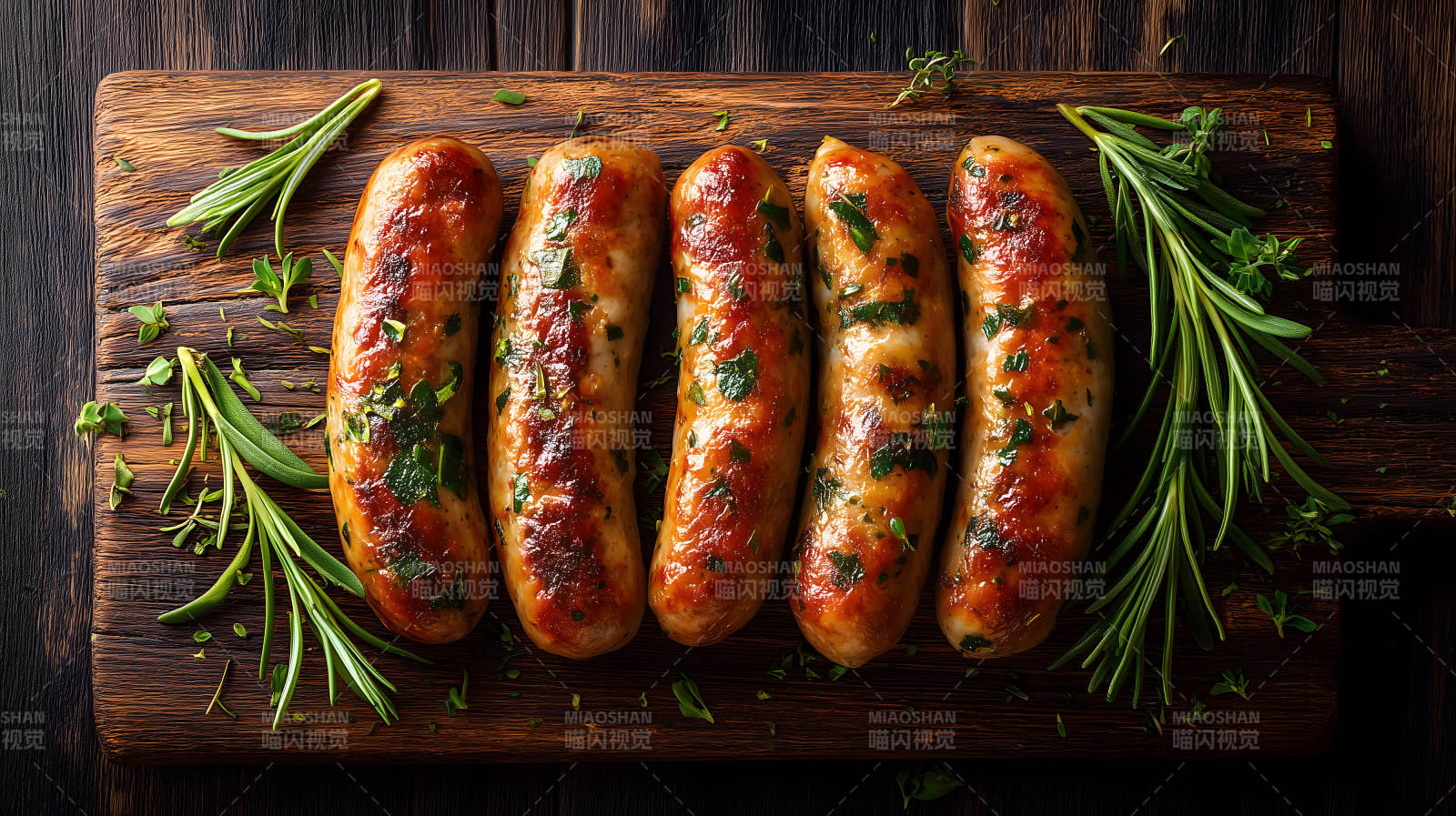 烤香肠佐香草的美味摆拍图片