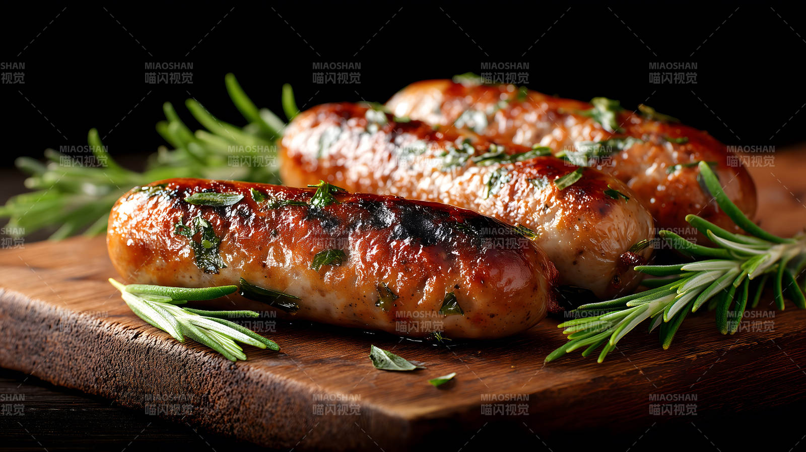 烤香肠搭配迷迭香图片