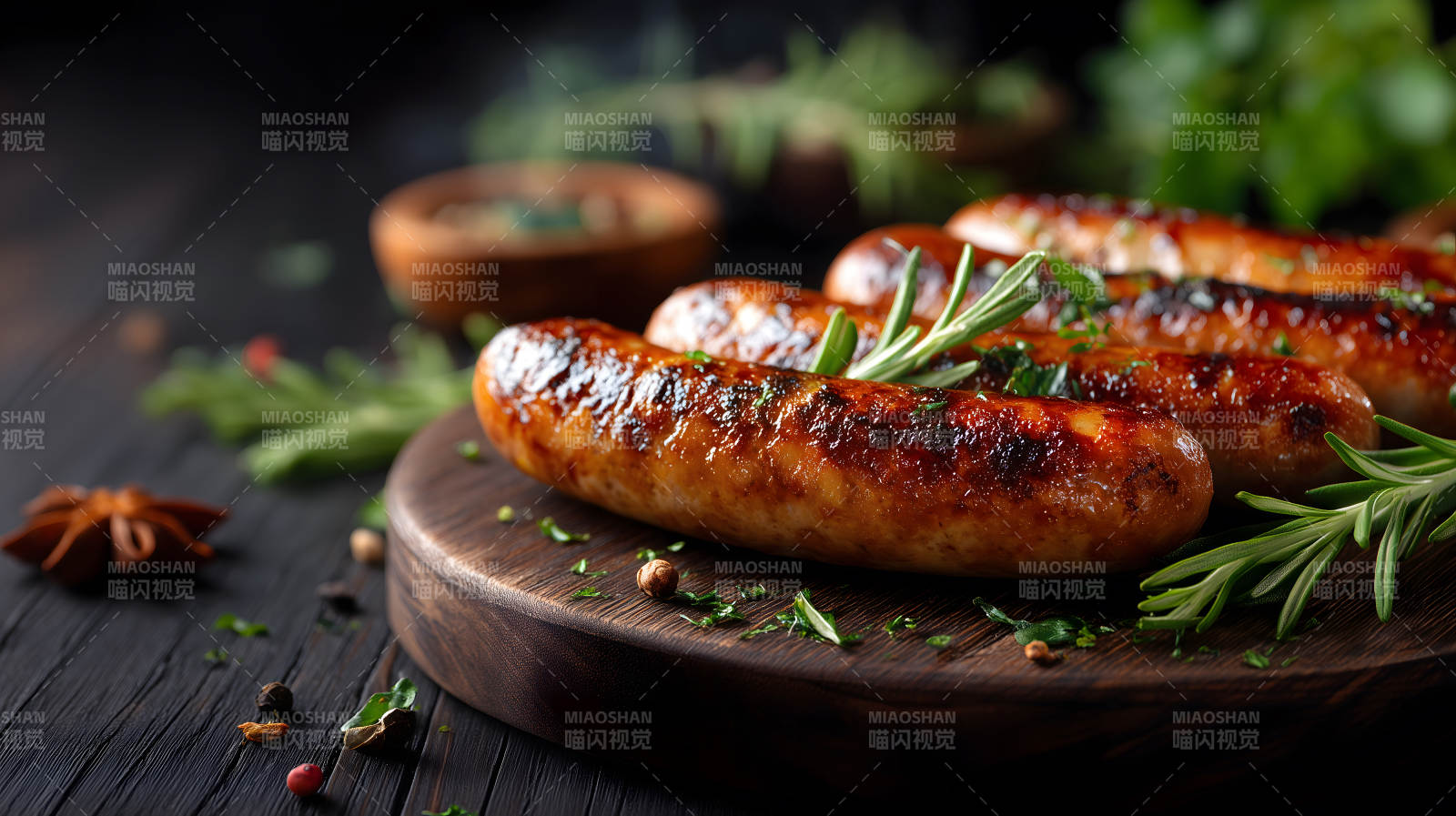 烤香肠配香料和木板图片