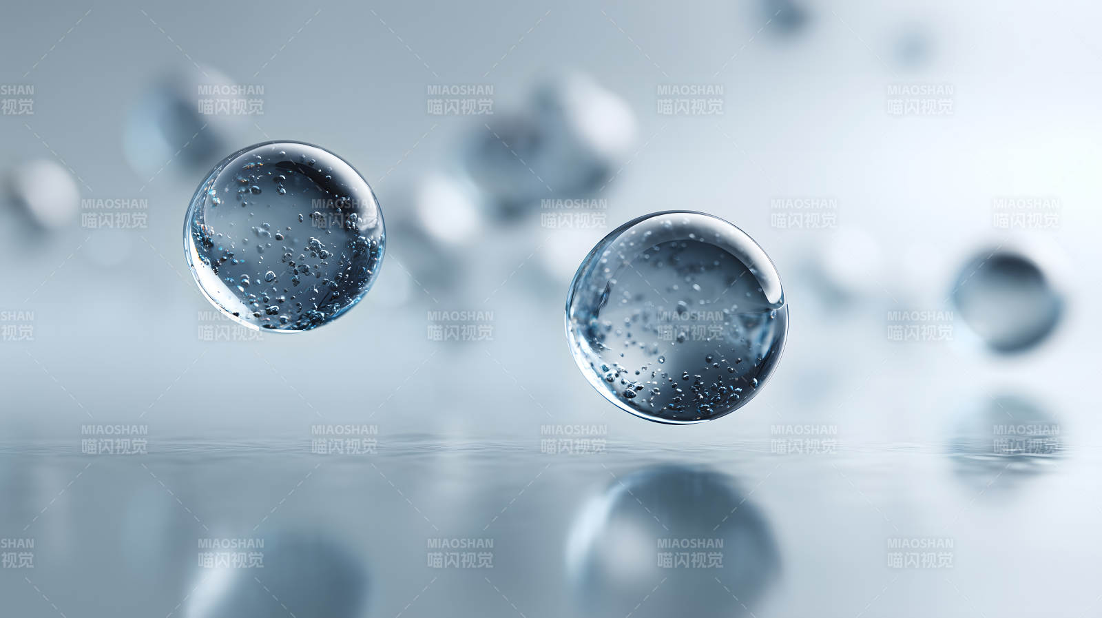 水珠悬浮特写晶莹剔透质感图片