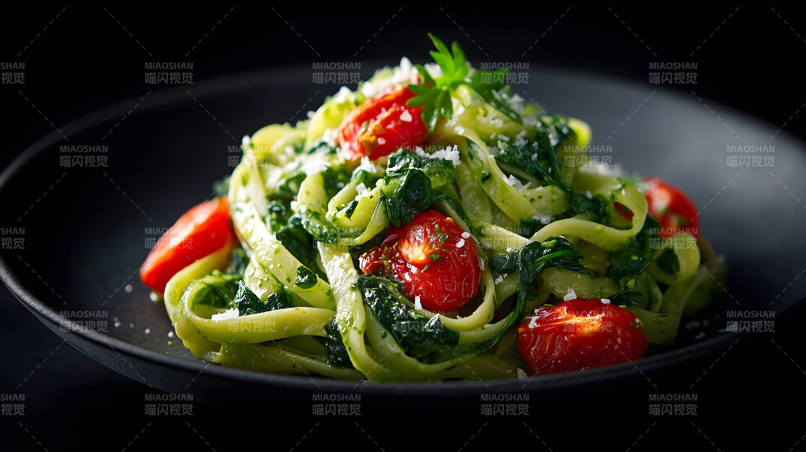 意面配番茄和菠菜美味诱人图片