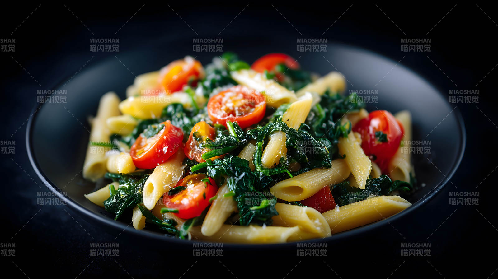 意大利面配蔬菜和番茄图片