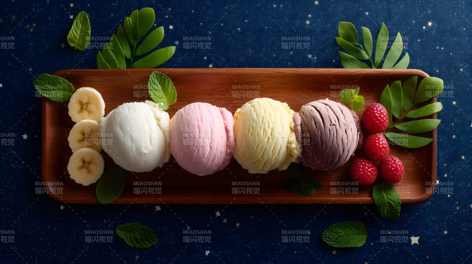 美味冰淇淋配水果装饰图片