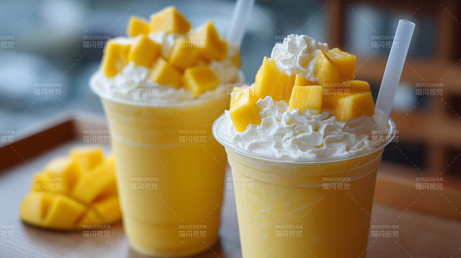 芒果冰沙配奶油和芒果丁图片