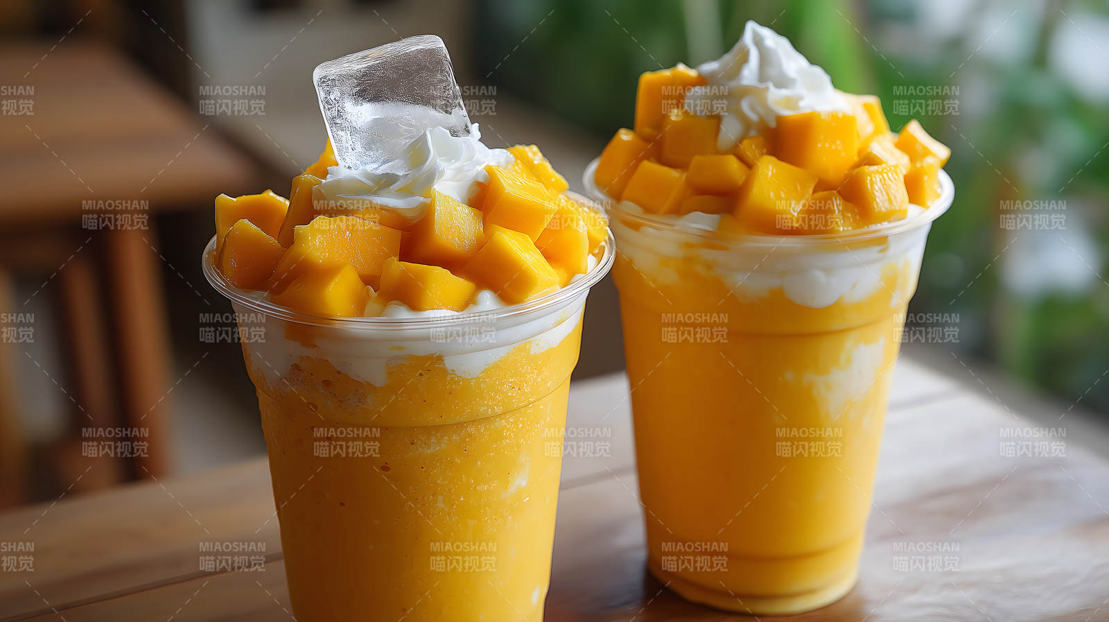 芒果冰沙配奶油和芒果块图片