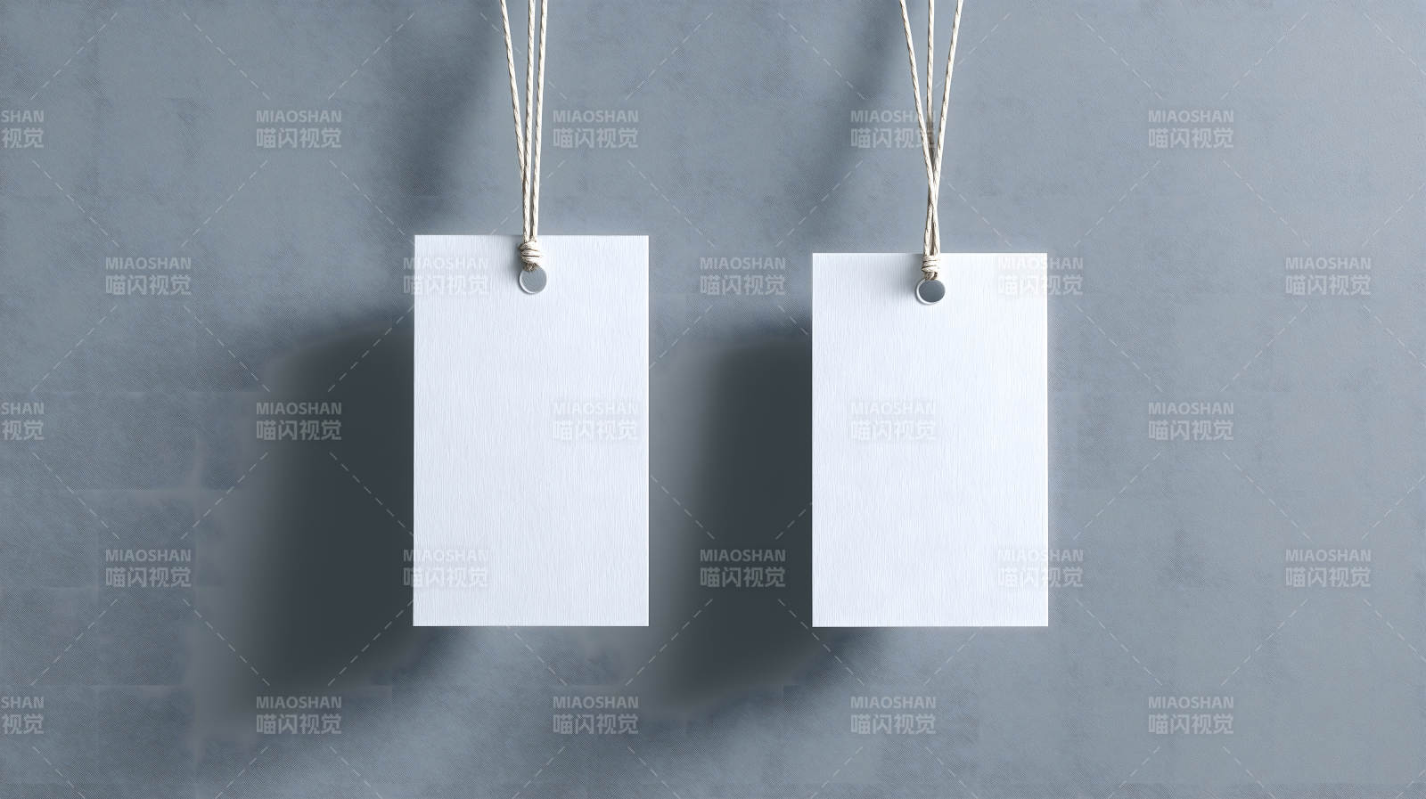 白纸标签悬挂灰色背景墙上图片