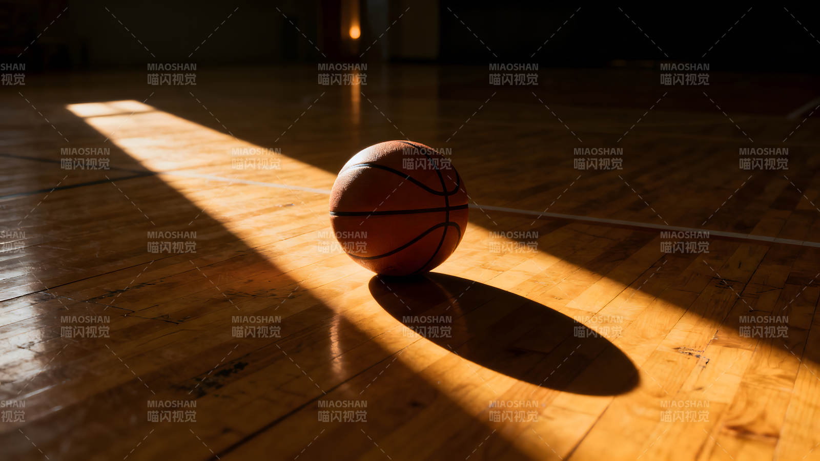 篮球在球场上的光影图片