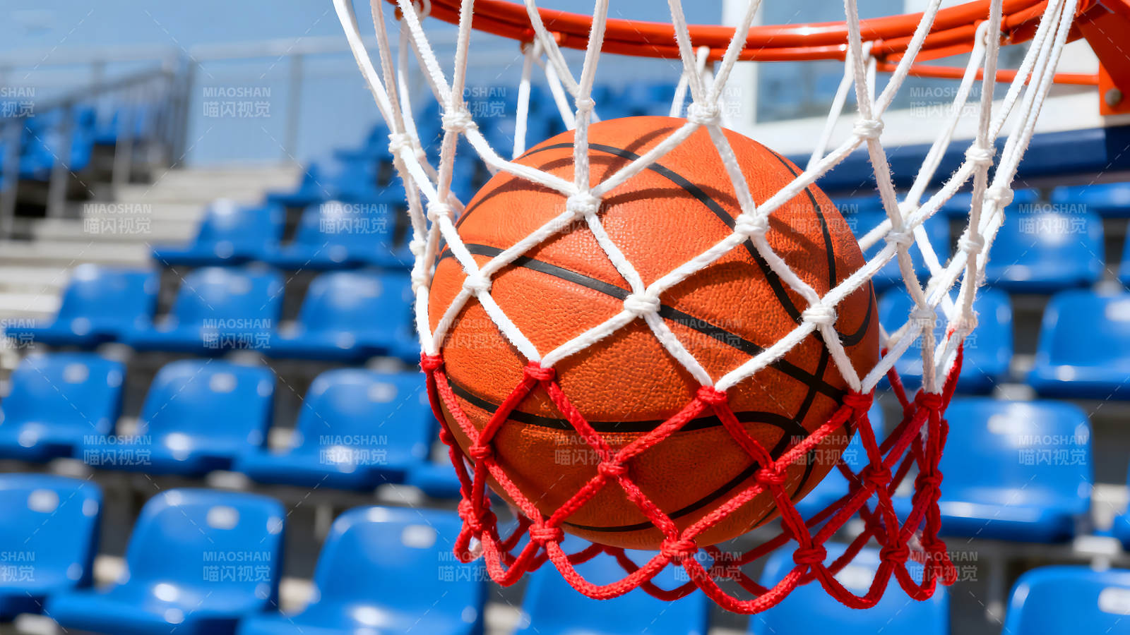 篮球穿过篮网进入篮筐图片