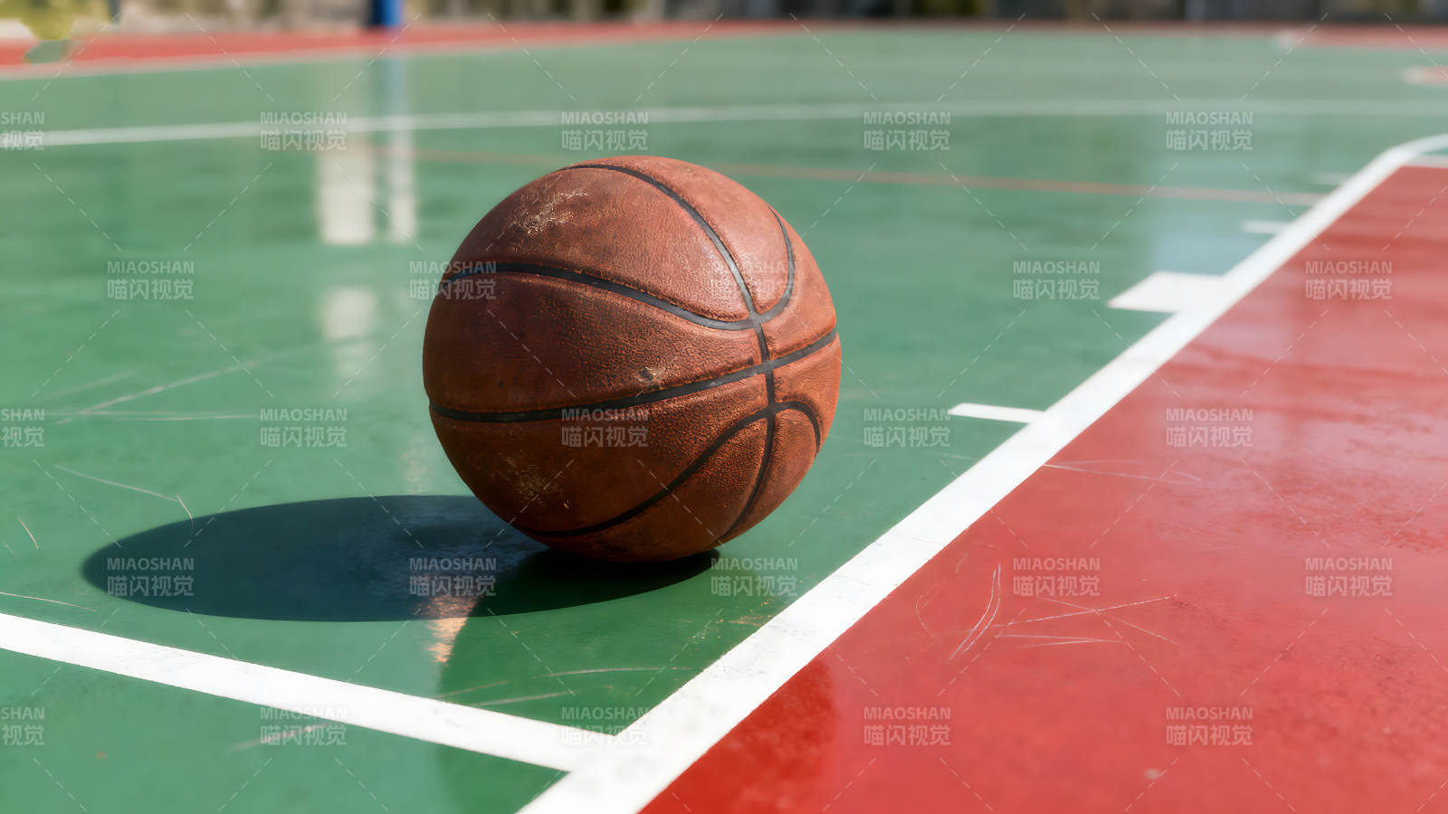 篮球场上的篮球静止不动图片